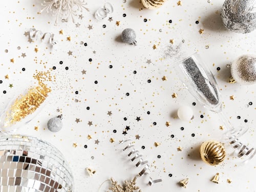 Visualização: Desenho plano de decorações de Natal ou Ano Novo, douradas e prateadas para festas em fundo branco.