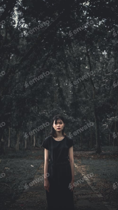 Preview: Girl in the dark
