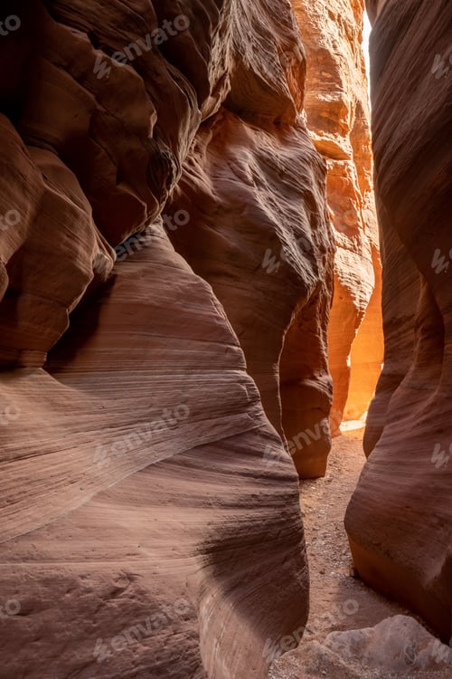 Preview: Breathtaking view of the Utah Canyons featuring rocky terrain and distant mountains