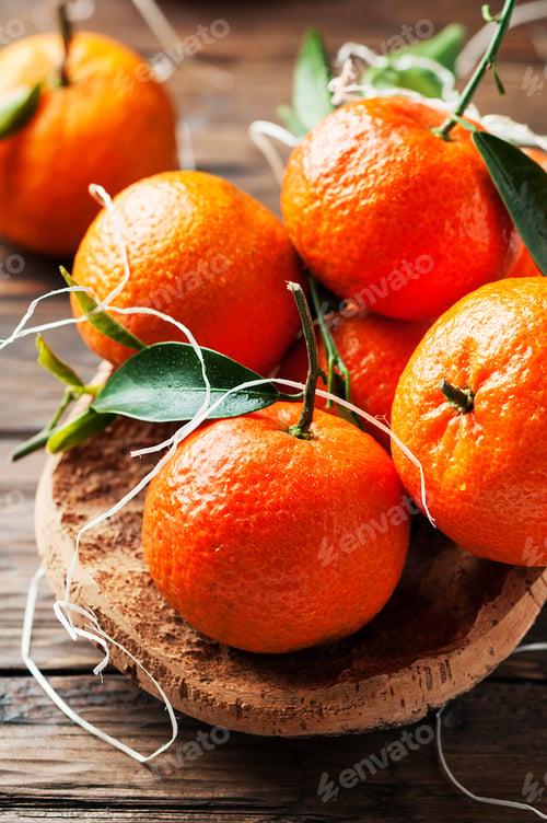 Preview: Sweet italian mandarins on the wooden table