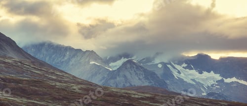 Preview: Mountains in Canada