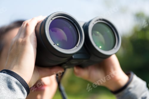Preview: Asian woman use of the binoculars