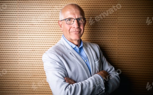 Preview: Portrait of senior businessman with eyeglasses looking at camera