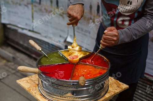 Vista previa: A man makes candy from liquid caramel on a street in Istanbul.