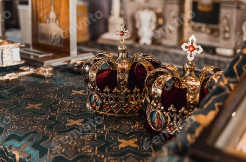 Preview: Two golden crowns in precious stones stand in the church.