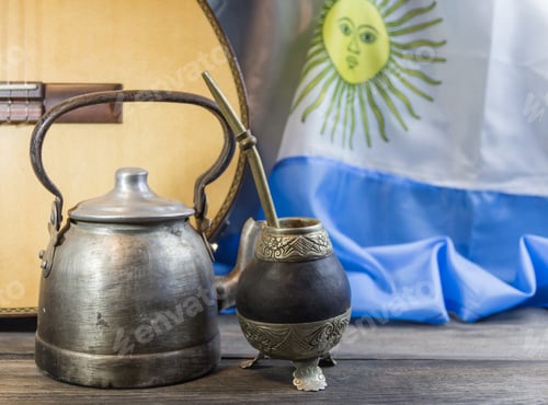 Preview: flag, yerba mate, guitar fried pastries, symbols of the Argentine tradition