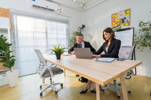 Visualização: Profissionais de negócios discutindo projeto em um escritório moderno