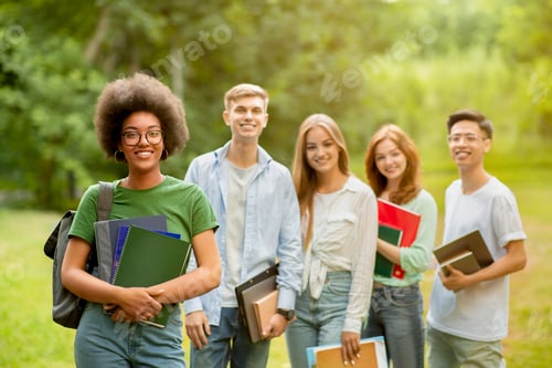 Preview: African American Student Girl Posing With Her College Friends Outdoors At Campus