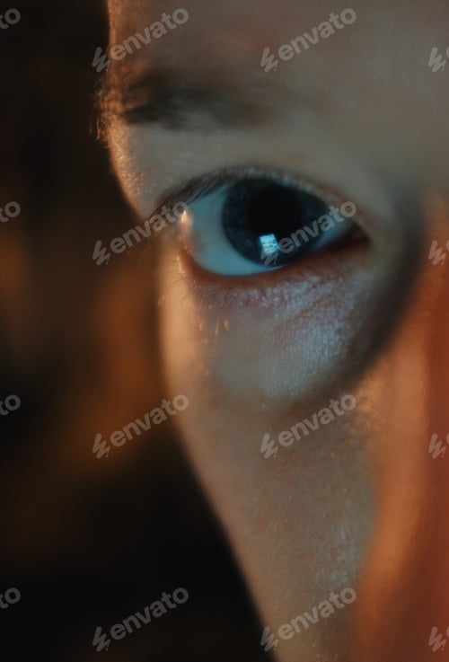 Vista previa: closeup detail of caucasian woman's eye