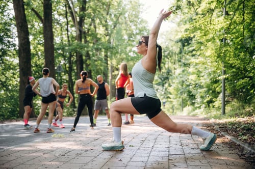 Preview: In sunglasses. Group of runners are together outdoors
