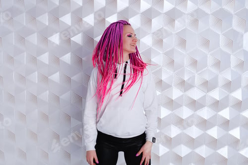 Visualização: Beautiful woman with pink hair in white hoodie over futuristic background.