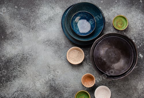 Preview: Empty plates and bowls