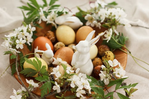 Preview: Modern easter eggs with spring flowers and bunny in wooden bowl on rustic linen. Happy Easter!