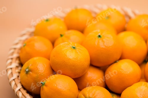 Preview: Stack of citrus fruit on basket