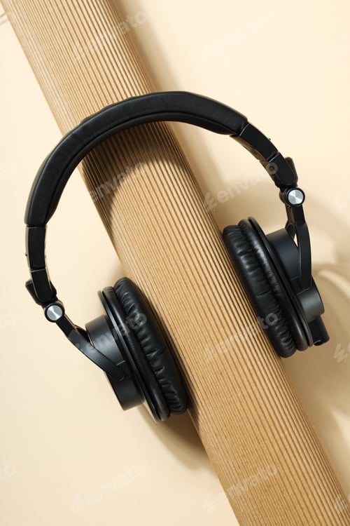 Preview: Over-ear, black headphones, on a dark background.