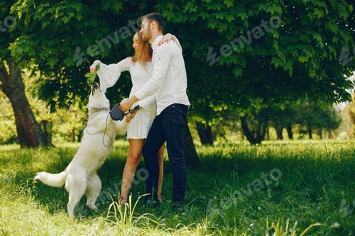 Vista previa: pareja elegante en un bosque