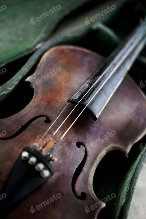 Preview: Old weathered violin on a flea market