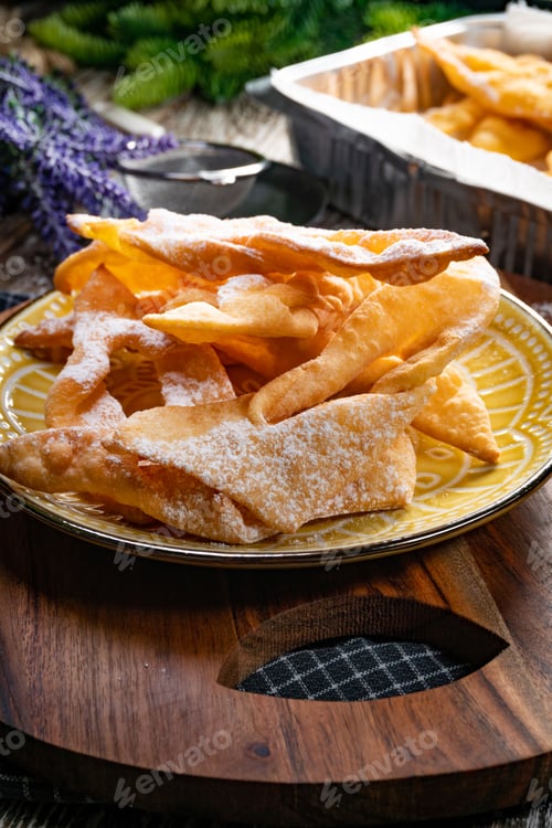 Preview: Faworki sprinkled with powdered sugar.