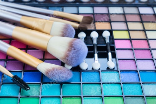 Preview: Brushes and eye-shadows palette