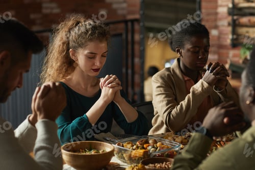 Visualização: Pessoas orando no jantar de Ação de Graças