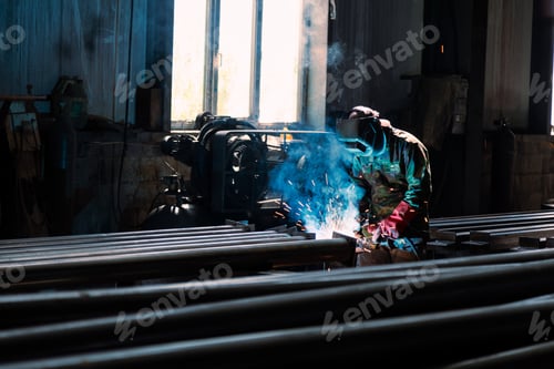 Visualização: Soldador industrial soldando perfis metálicos