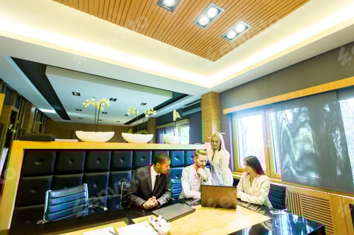 Preview: Multiethnic people working in the office