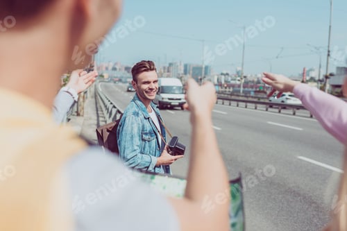 Visualização: visão parcial dos viajantes que procuram o destino no mapa durante a viagem na nova cidade