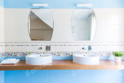 Visualização: Duas pias com espelhos no banheiro minimalista