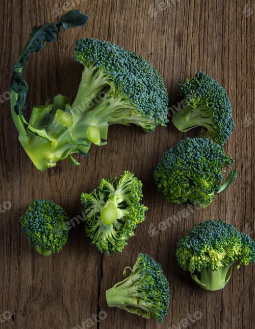 Preview: Broccoli on old wooden