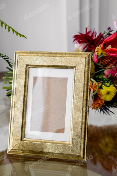 Preview: Elegant golden frame