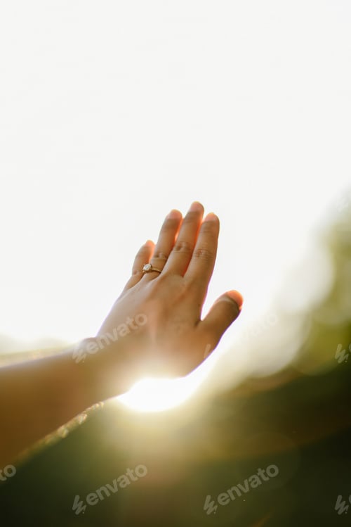 Preview: An engagement ring on a soon to be brides hand
