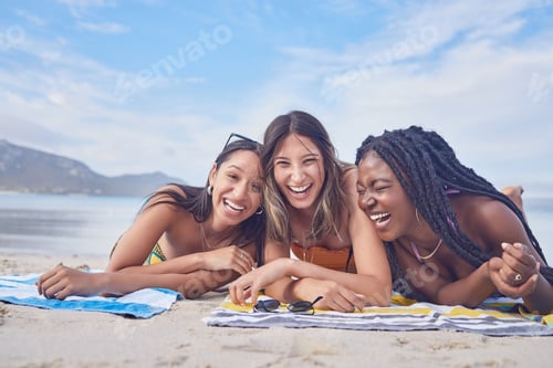 Visualização: Divertido, feliz e retrato com amigos na praia para viagens, diversidade e férias de verão com céu azul