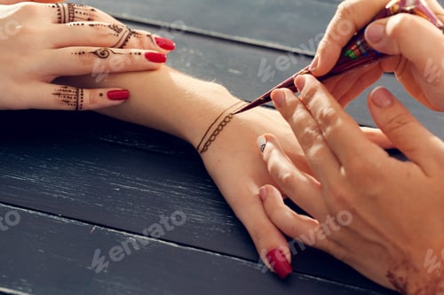 Preview: Process of applying mehndi on female hands