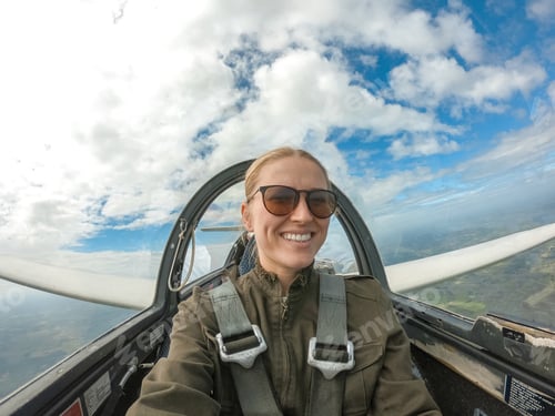 Preview: Selfie of the woman flying the glider