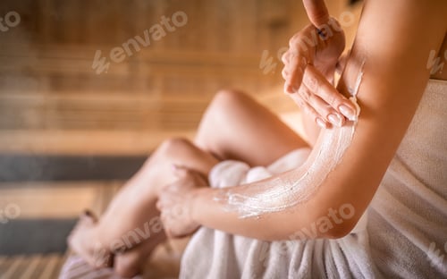 Preview: Skin treatment in sauna using moisturizer cream