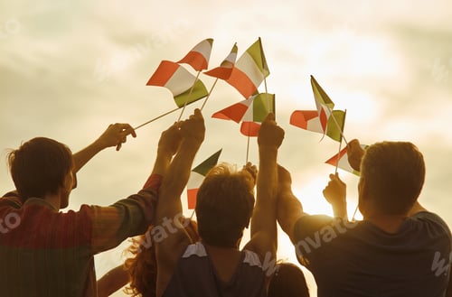Preview: Glowing sun on patriotic italian people.