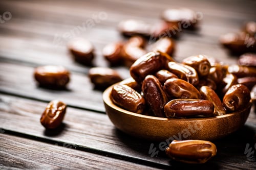 Preview: Ripe dates on a plate.