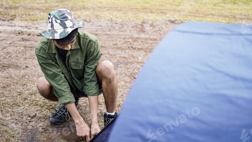 Preview: traveller man put up the tent