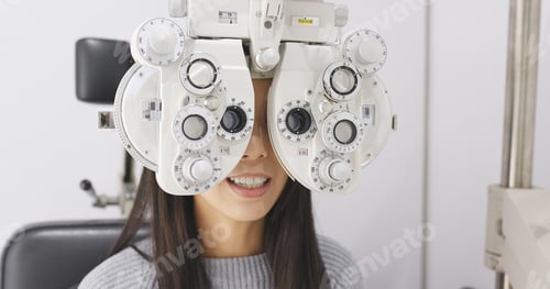 Preview: Woman doing eye test