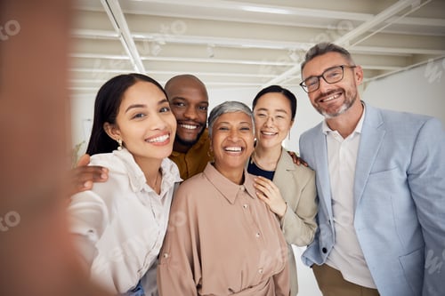 Предпросмотр: Портрет, селфи и разнообразие улыбок деловых людей в офисе — залог доверия к глобальному тимбилдингу