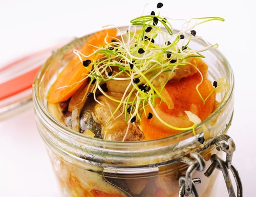 Vorschau: Slices of herring with spices in a glass jar