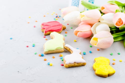 Preview: Easter background with colorful gingerbread cookies eggs and flowers