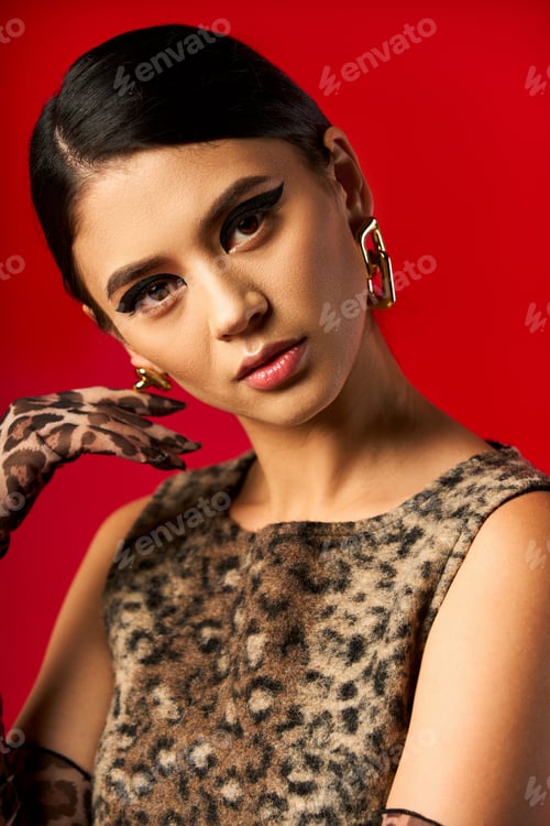 Preview: Fashionable Woman Posing in Leopard Print Dress