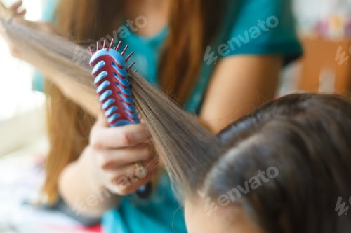 Preview: Closeup hairdresser coiffeur makes hairstyle