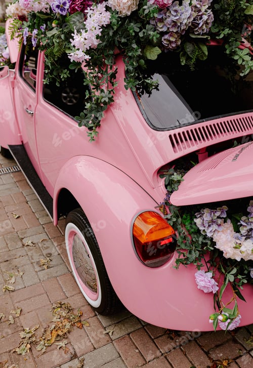 Preview: Car from fairy tale. Wedding bouquet on the car. Decoration old car