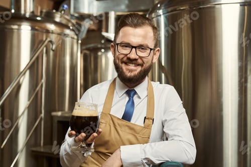 Preview: Front view of cheerful man keeping glass of root beer