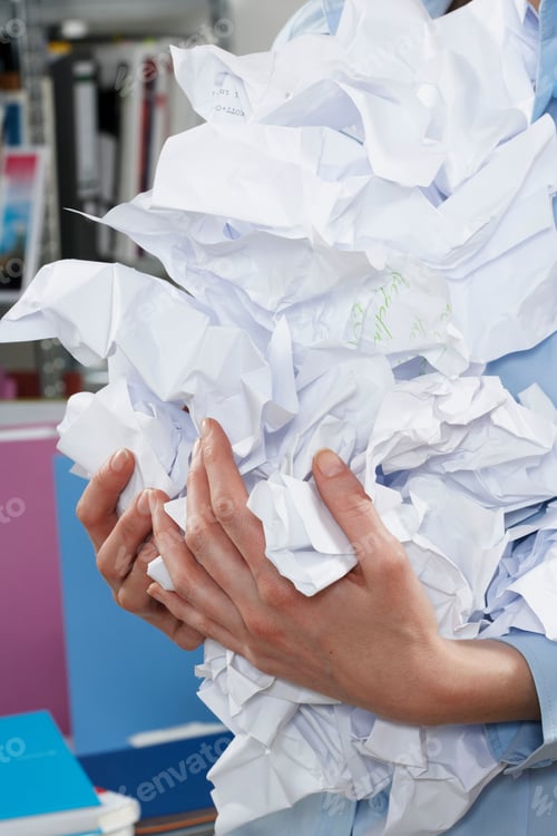 Preview: Businesswoman holding crumpled paper