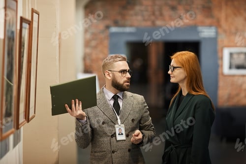 Preview: Art manager talking to customer
