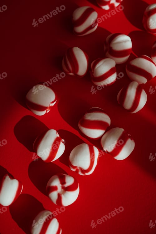 Vista previa: Caramelos de menta planos navideños sobre fondo rojo