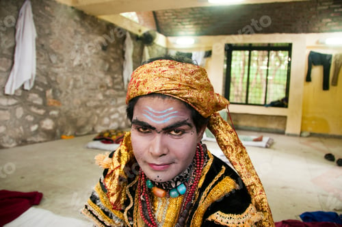 Preview: Impressionist make-up self for perform on street